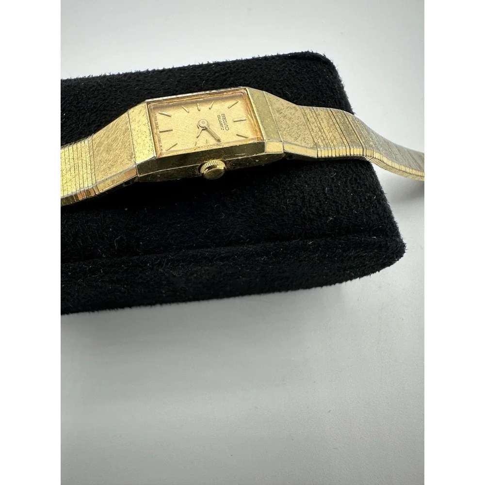 Vintage Seiko Quartz Gold Tone Womens Watch 2E20-5029 New Battery Runs